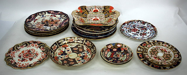 Appraisal: A MIXED GROUP OF TH CENTURY ENGLISH IMARI PATTERNED PORCELAIN