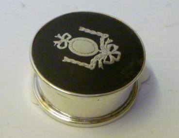 Appraisal: A SILVER PILL BOX maker's mark London of plain cylindrical