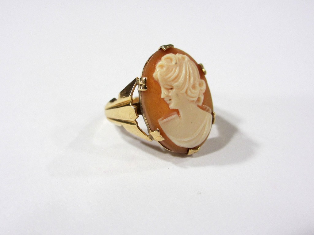 Appraisal: A ladies carved shell cameo ring set in ct gold