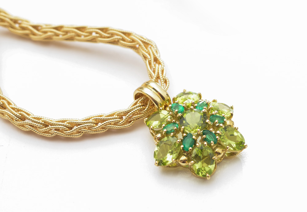 Appraisal: K PERIDOT AND EMERALD PENDANT NECKLACE K fancy link ''