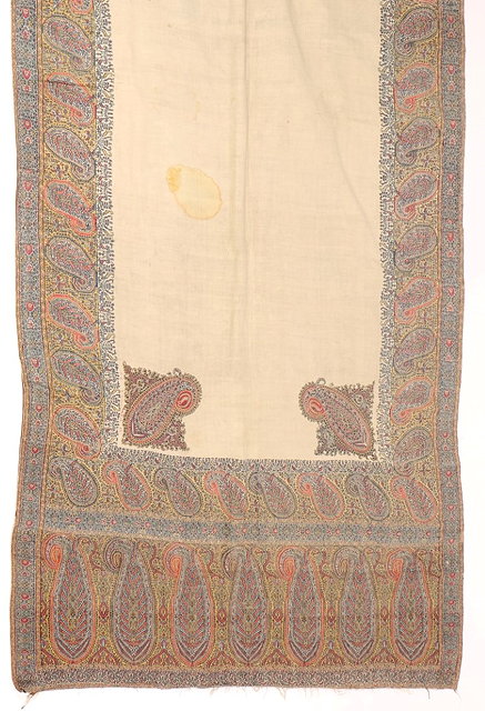 Appraisal: A FINE KASHMIRI WOVEN SHAWL the central plain panel within