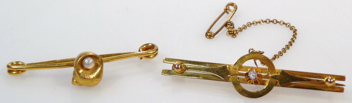 Appraisal: A ct gold pin back brooch centred by a small