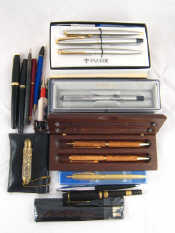 Appraisal: A mixed lot comprising a Parker pen pencil and ballpoint