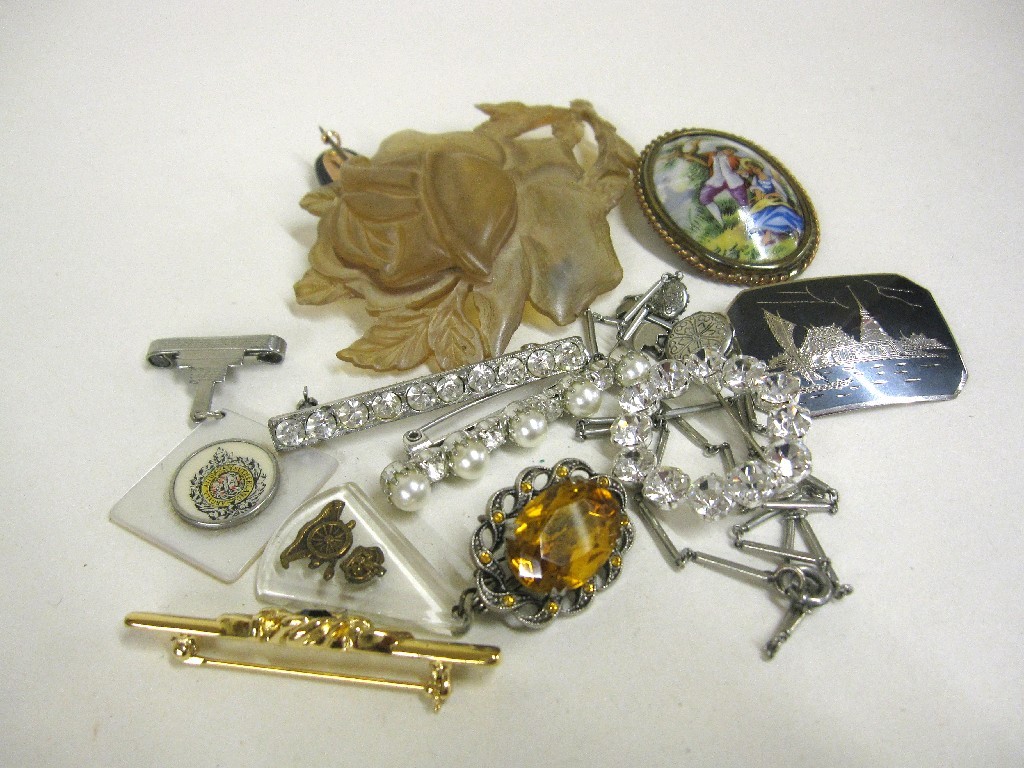 Appraisal: Lot comprising Art Deco brooch in the form of a