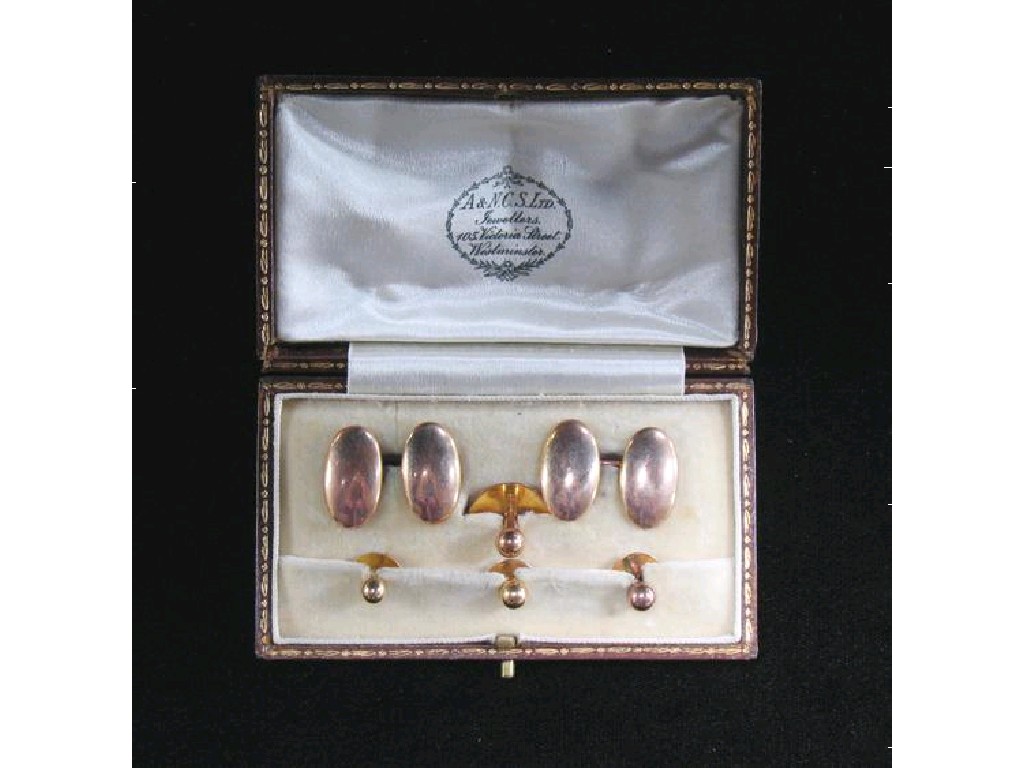 Appraisal: A CASED SET OF CT YELLOW GOLD CUFF LINKS AND