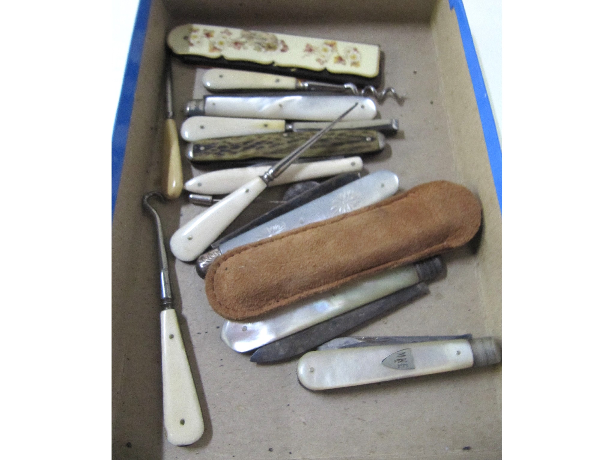 Appraisal: A box of assorted pocket knives button hook etc