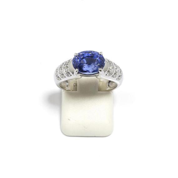 Appraisal: A SAPPHIRE AND DIAMOND RING White gold Attractive band ring