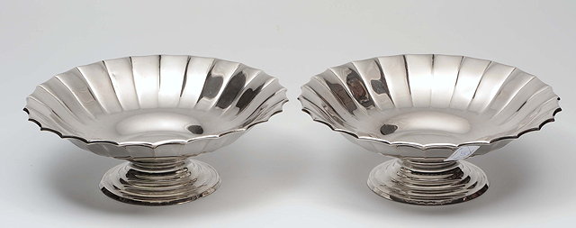 Appraisal: A PAIR OF CONTINENTAL GRADE SILVER FLUTED CIRCULAR DISHES on