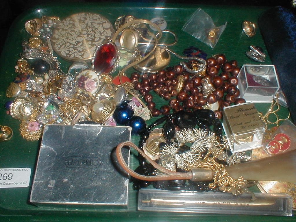 Appraisal: A collection of costume jewellery