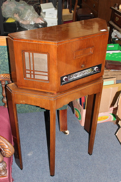 Appraisal: A MID TH CENTURY WALNUT CASED VALVE RADIO with faceted