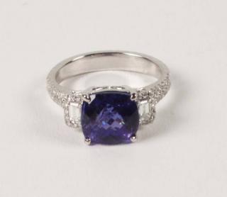 Appraisal: K WHITE GOLD DIAMOND AND TANZANITE LADIES RING HAVING CTW