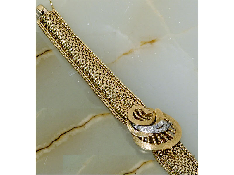 Appraisal: K YELLOW GOLD LADY'S WATCH With closed cover with florentine