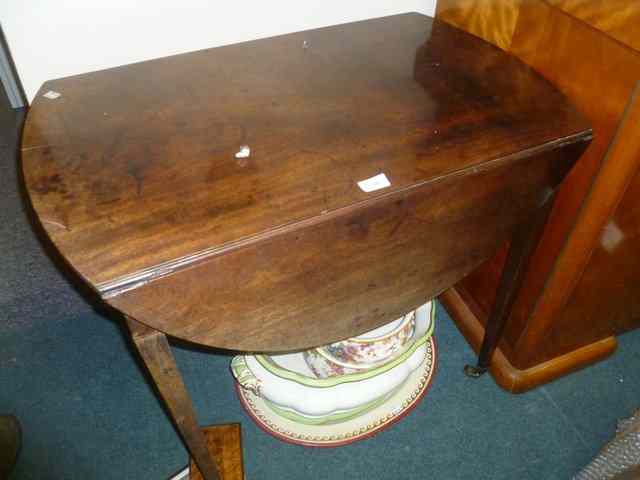 Appraisal: A GEORGE III MAHOGANY OVAL PEMBROKE TABLE fitted one end