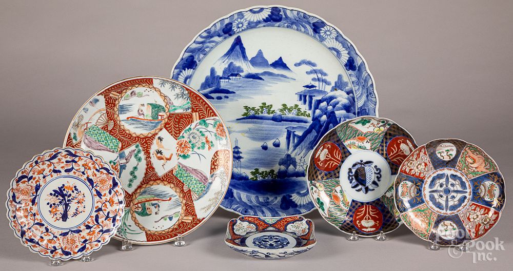 Appraisal: Six pieces of Imari porcelain Six pieces of Imari porcelain