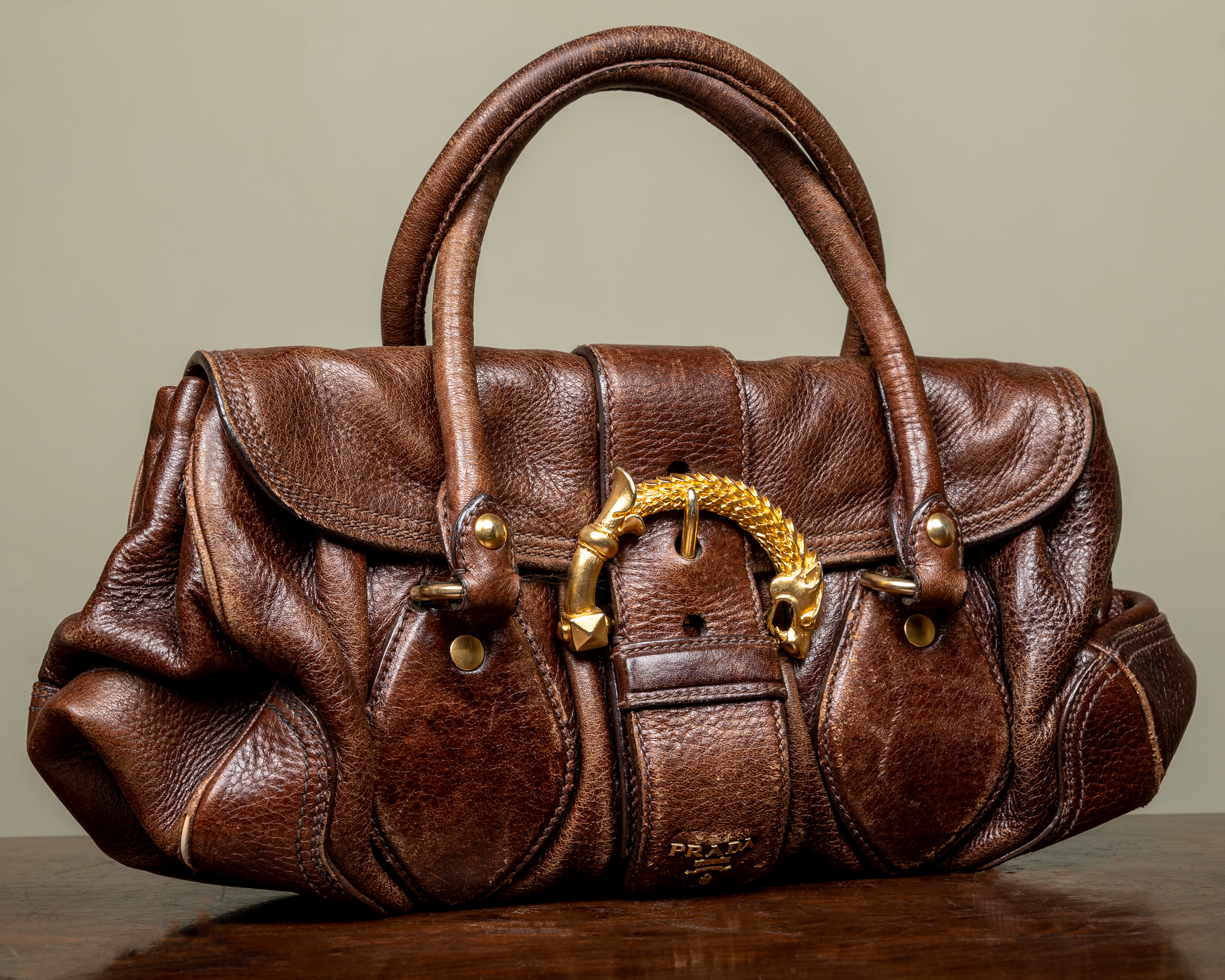 Appraisal: A ladies Prada Cervo dragon buckle brown leather bag with