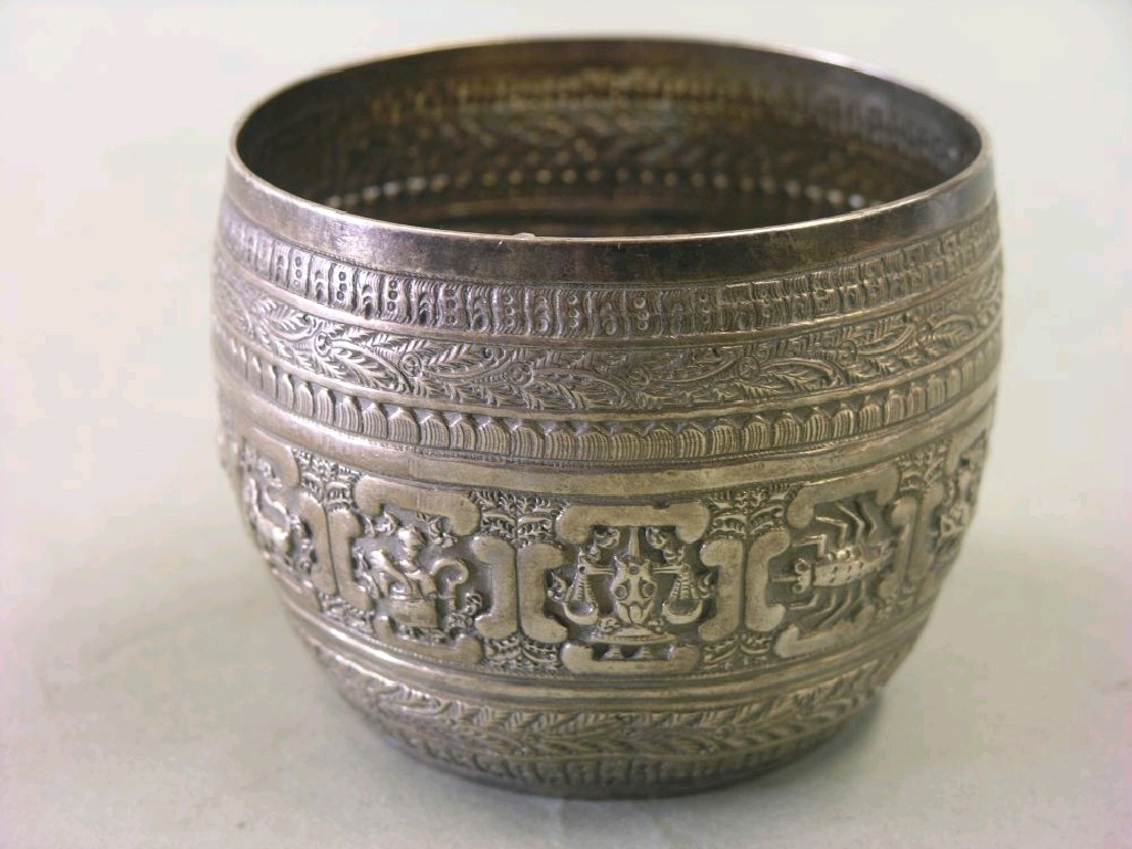 Appraisal: A Victorian silver sugar bowl embossed with signs of the