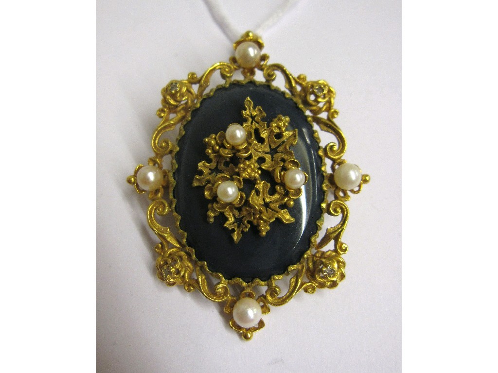 Appraisal: Agate brooch in ct gold scroll decorated mount set with