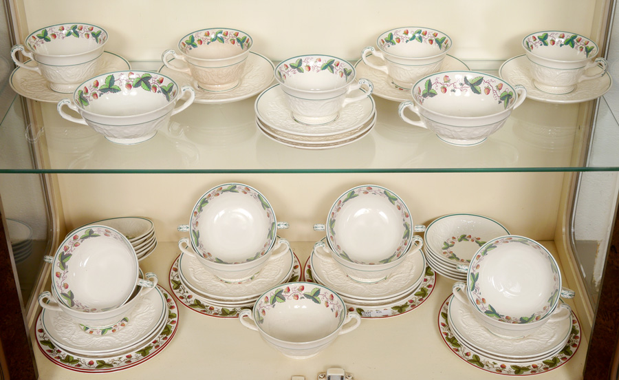 Appraisal: WEDGWOOD WILD STRAWBERRY CHINA Approx pieces in the Wild Strawberry