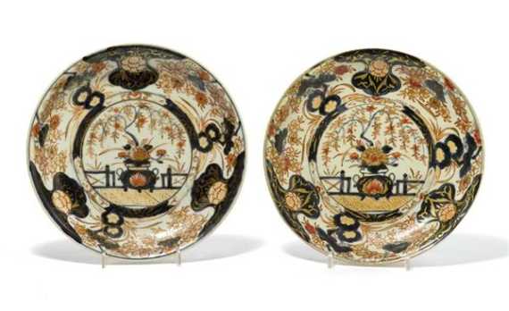 Appraisal: PAAR IMARI-TELLER Japan um D cm Zentrales Medaillon mit Blumen-