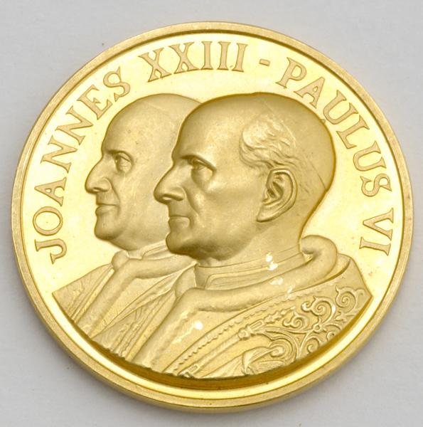 Appraisal: GOLD PAPAL MEDAL Obverse depicting Pope John XXIII and Pope