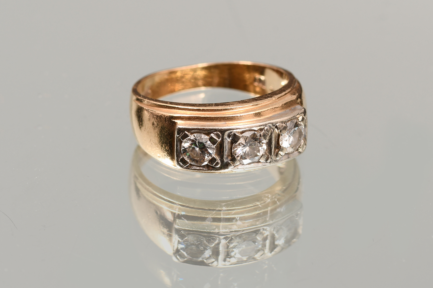 Appraisal: MEN'S K STONE DIAMOND RING K yellow gold ring features