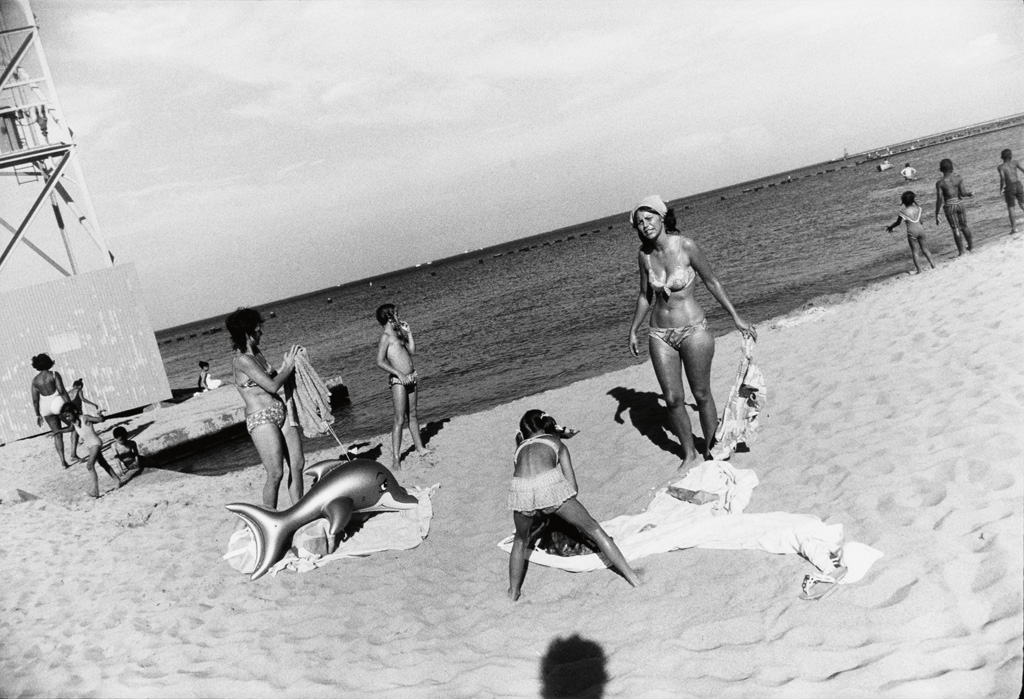 Appraisal: GARRY WINOGRAND - Women on the beach from the series