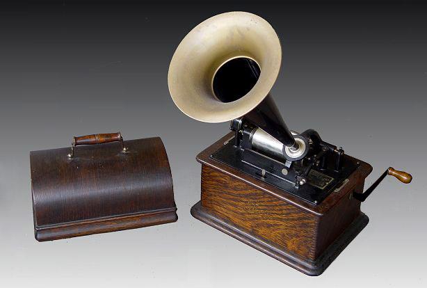 Appraisal: EDISON STANDARD CYLINDER PHONOGRAPH Oak case with last patent date