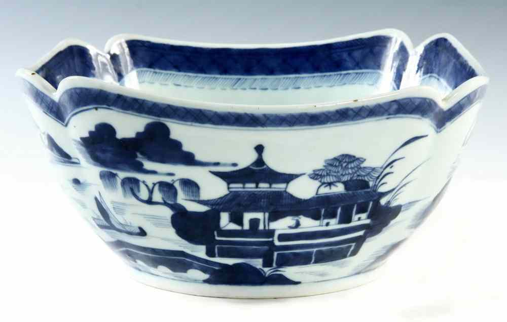 Appraisal: CHINESE CANTON BOWL - th c Chinese Export Canton Deep