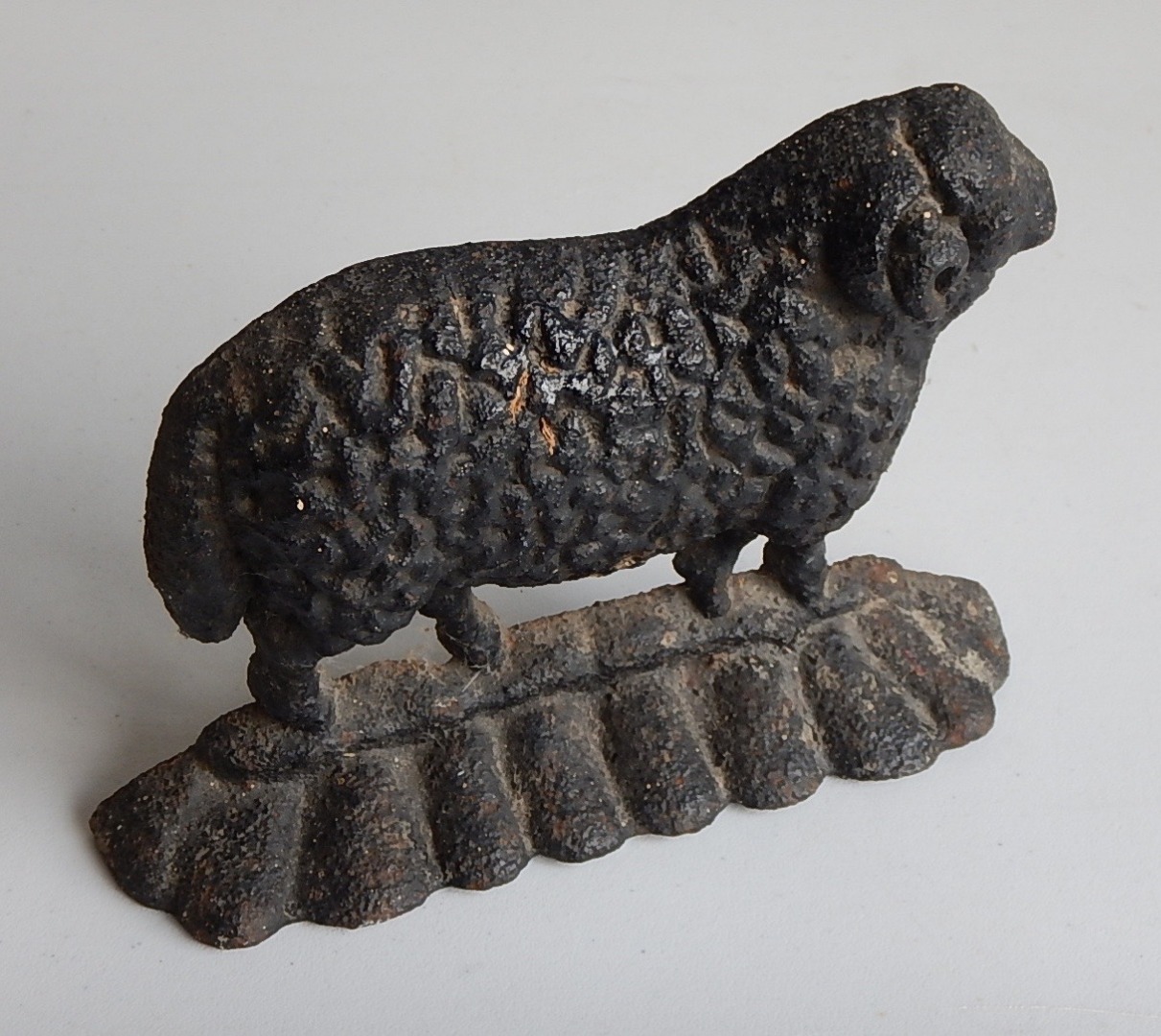 Appraisal: A thC cast iron flatback sheep ornament