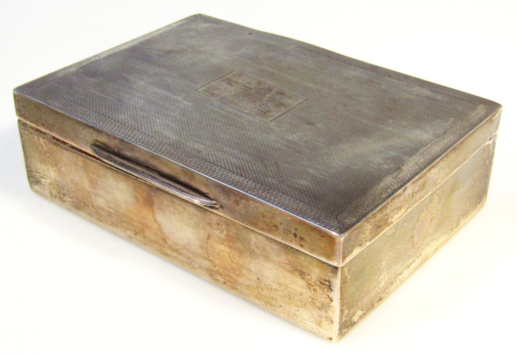 Appraisal: A Elizabeth II silver cigarette box the part engine turned