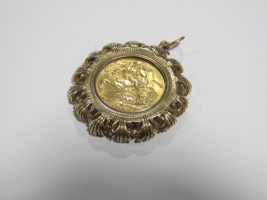 Appraisal: Nine carat gold mounted George V sovereign pendant dated Total