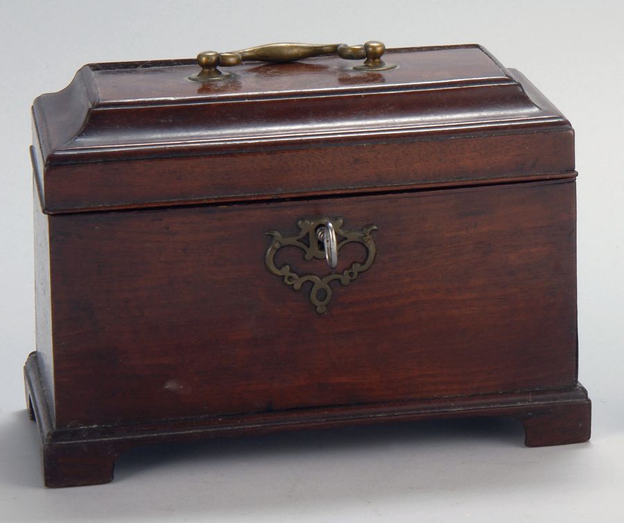 Appraisal: ANTIQUE AMERICAN CHIPPENDALE TEA CADDY In mahogany Brass handle and