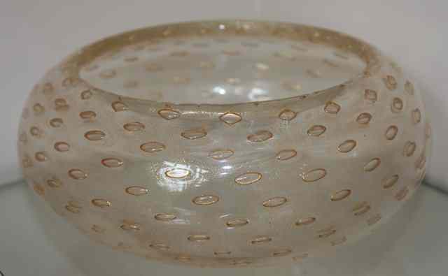 Appraisal: A GOLD FLECK AND BUBBLE DECORATED MURANO GLASS BOWL diameter