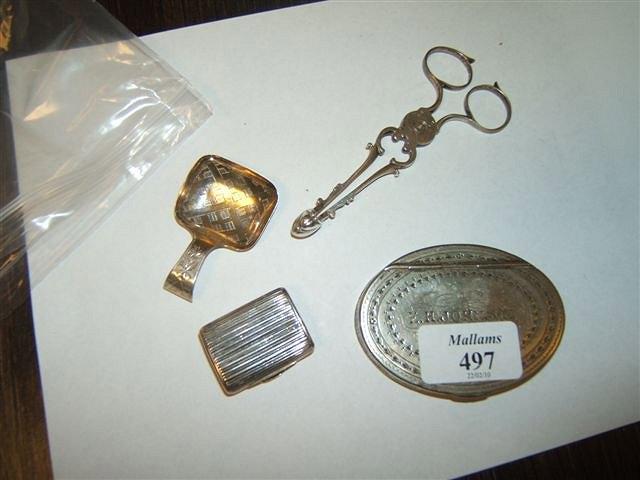 Appraisal: A Georgian silver vinaigrette of ribbed form a bright cut