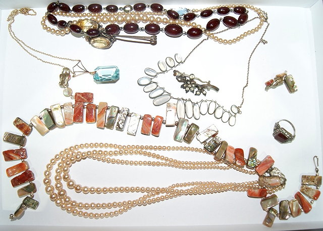 Appraisal: Small collection of miscellaneous jewelleryincluding a necklace with moonstone setting