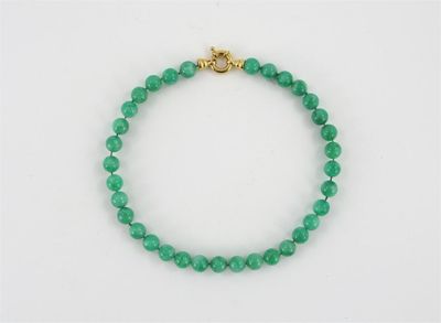 Appraisal: A jade bead necklace the stone not tested for enhancement