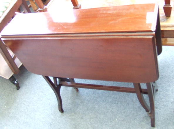 Appraisal: An Edwardian mahogany Sutherland table raised on pierced end supports