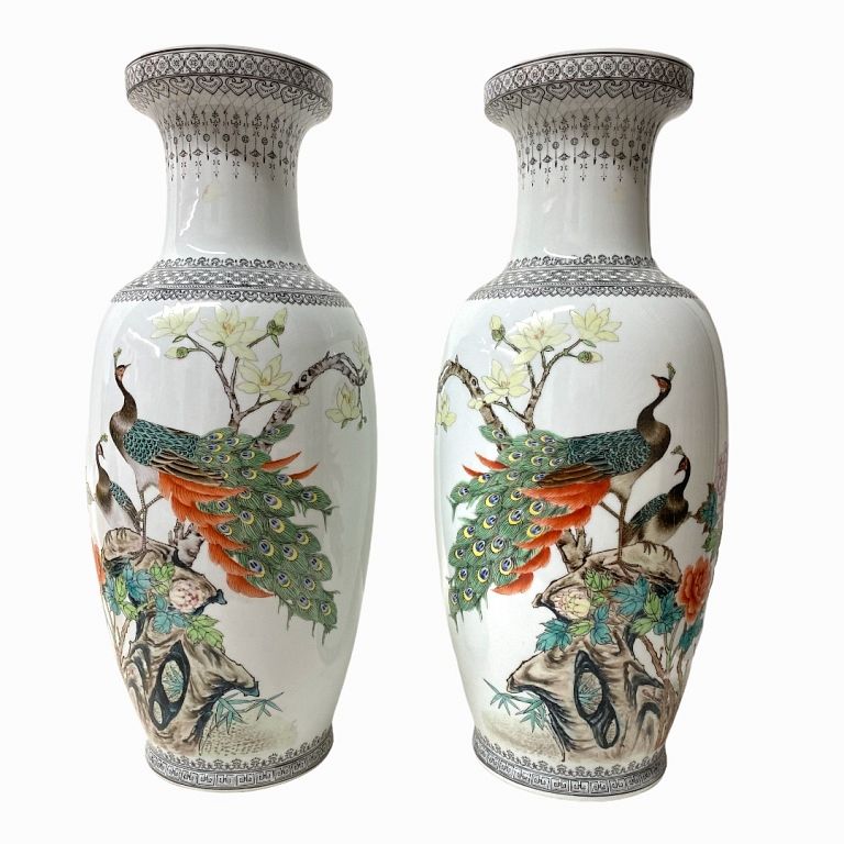 Appraisal: Pair Of Chinese Porcelain Vases Pair Of th Century Chinese