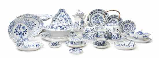 Appraisal: An Assembled Meissen Porcelain Dinner Service in the Blue Onion