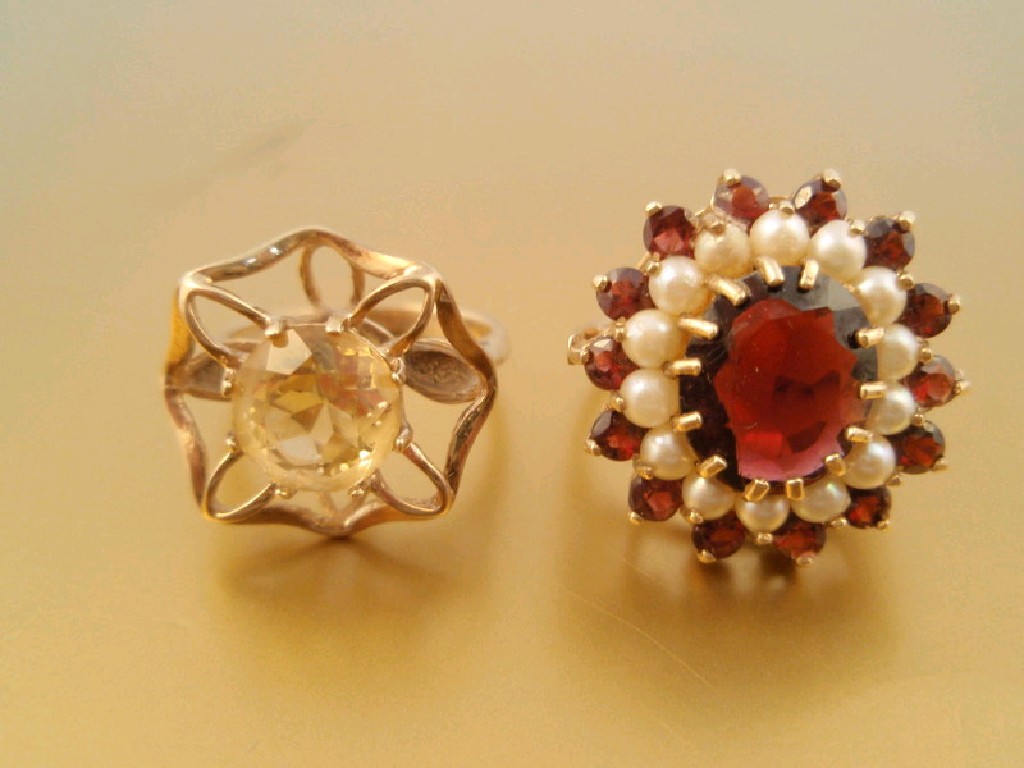 Appraisal: A large garnet and seed pearl cluster ring set in