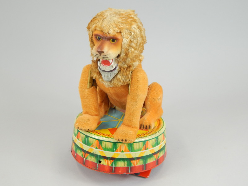 Appraisal: A mid- thC Japanese tin plate articulated lion and drum