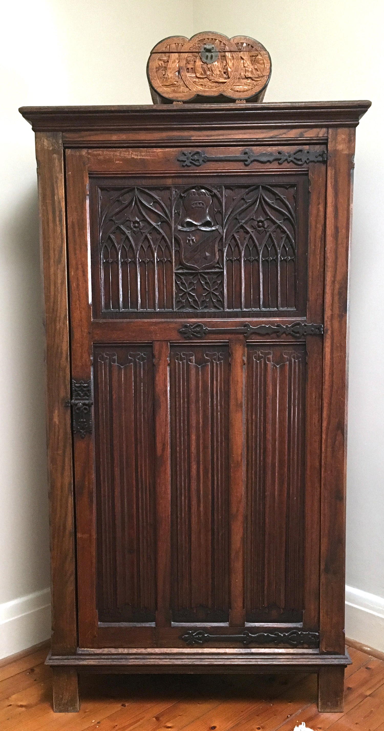 Appraisal: AN ENGLISH OAK HALL CUPBOARD IN THE TH CENTURY STYLE