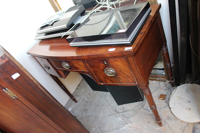 Appraisal: A TH CENTURY MAHOGANY BOW FRONTED SIDEBOARD with three drawers