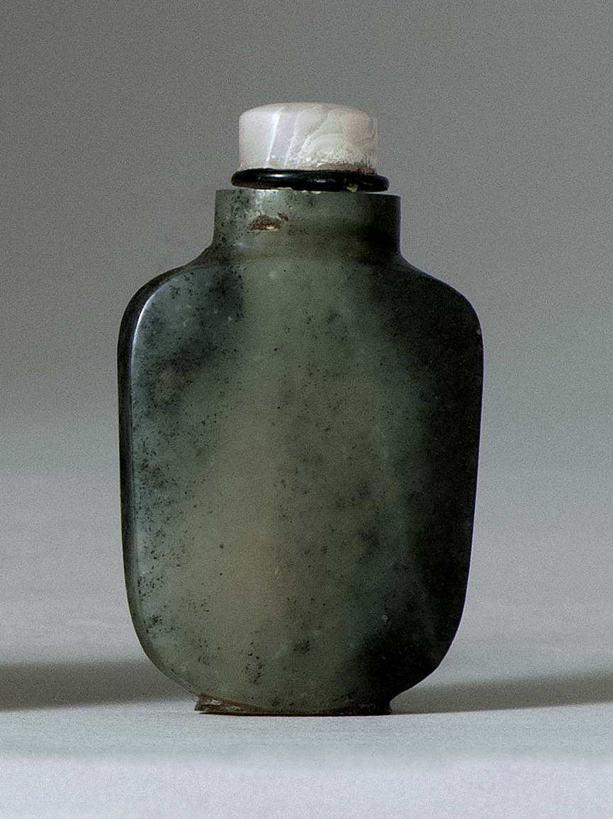 Appraisal: BLACK AND GRAY JADE SNUFF BOTTLE th CenturyIn spade shape