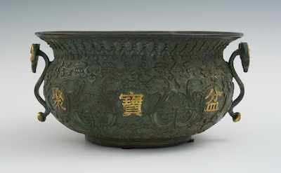 Appraisal: A Chinese Archaistic Bronze Vessel th Century Cast bronze vessel