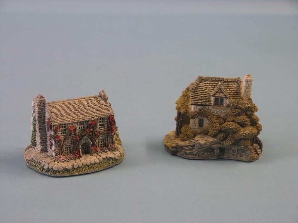 Appraisal: A set of five Lilliput Lane ceramic cottages two with