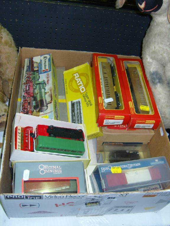 Appraisal: A quantity of boxed diecast model vehicles including buses including