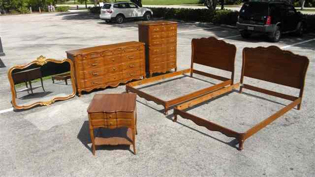 Appraisal: Six pieces of John Widdicomb mahogany bedroom furniture Includes dresser