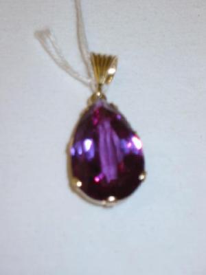 Appraisal: A PURPLE SYNTHETIC ALEXANDRITE DROP PENDANT in ct gold setting