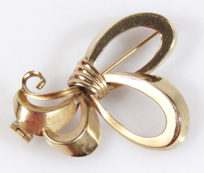 Appraisal: A ct gold bow brooch g